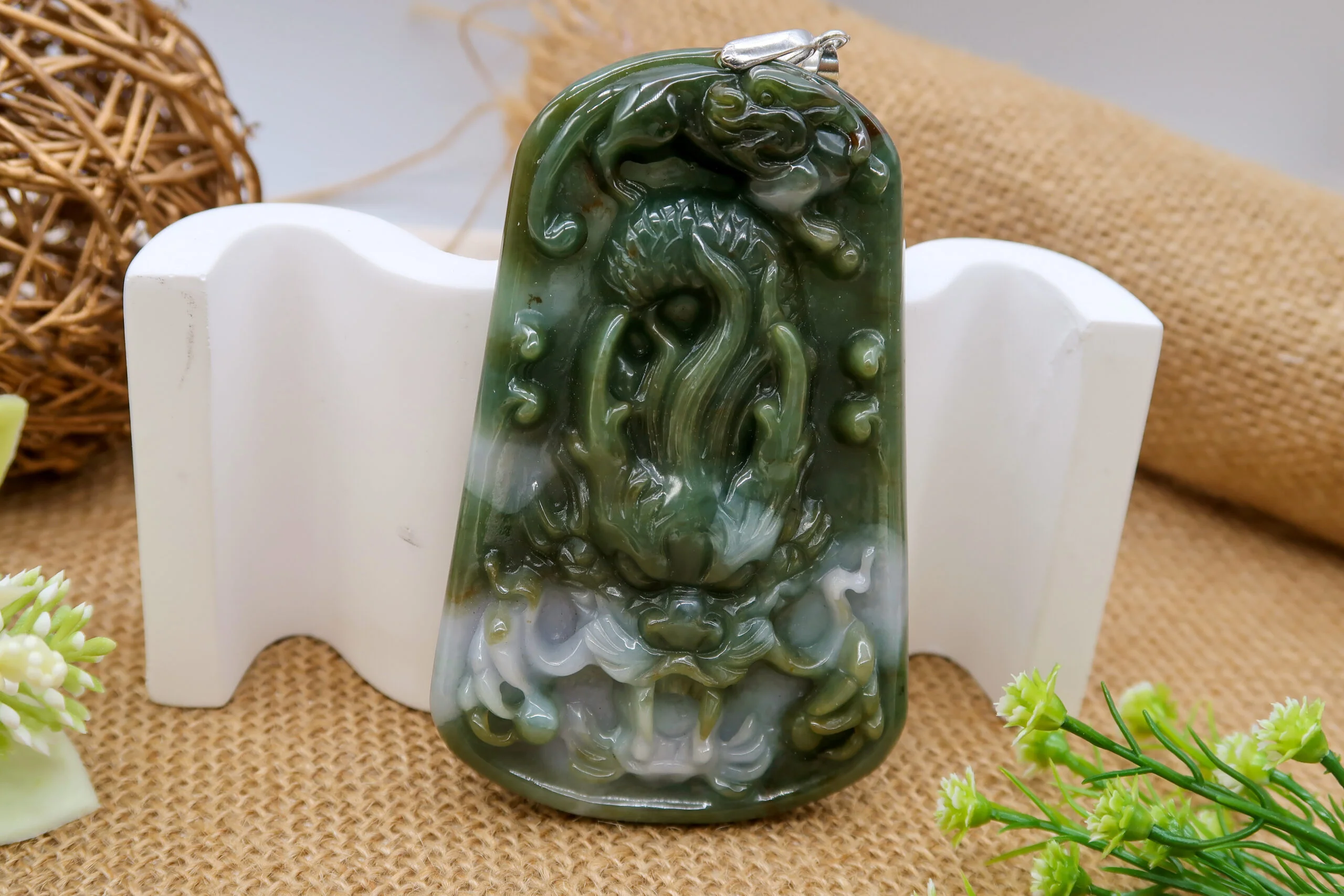 《御翔龍影》天然翡翠祥龍玉墜