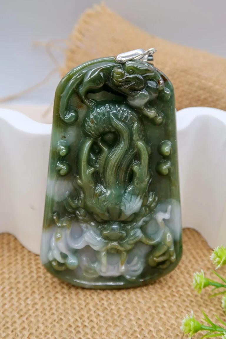 《御翔龍影》天然翡翠祥龍玉墜