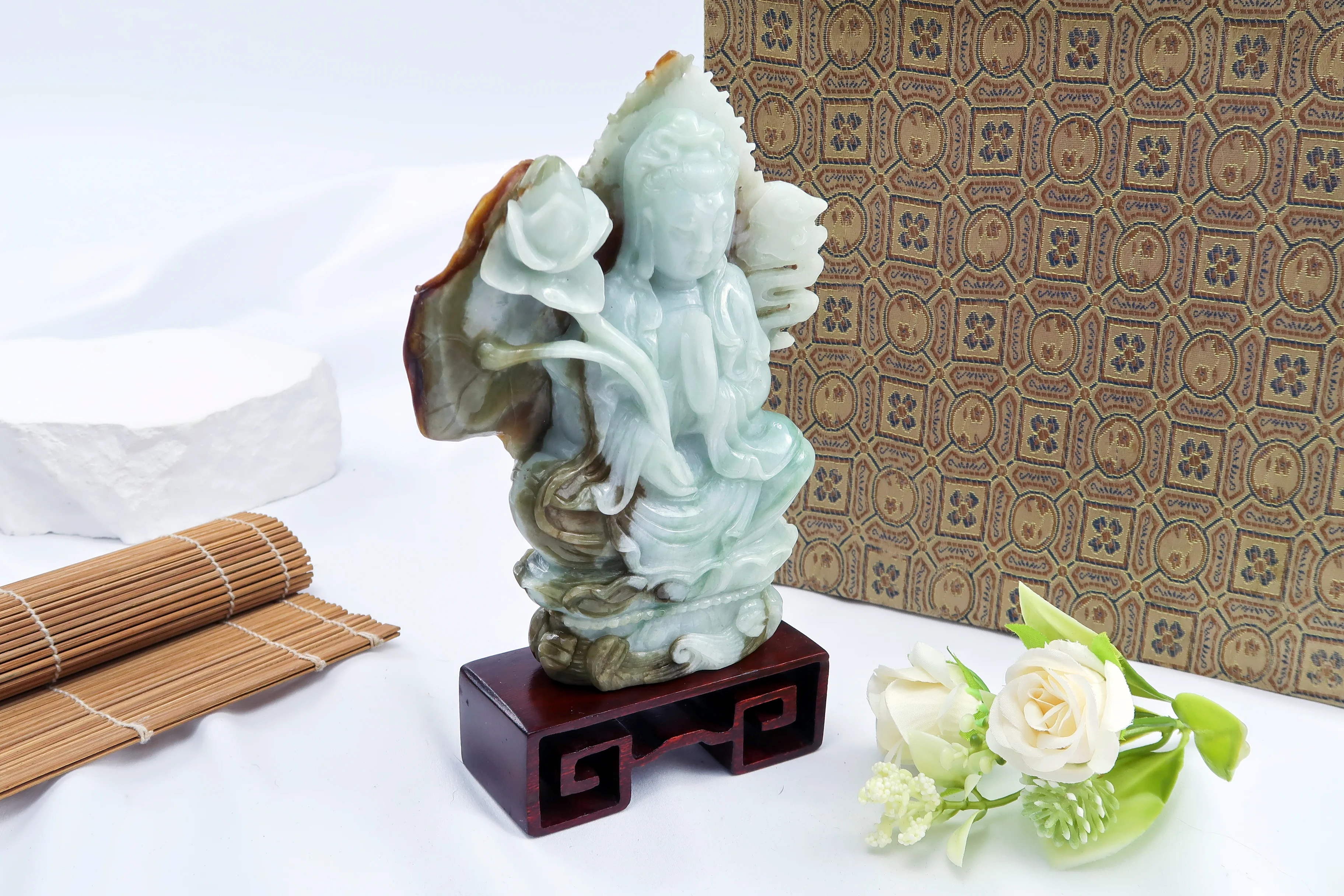 《蓮華淨境》翡翠觀音自在玉雕擺飾