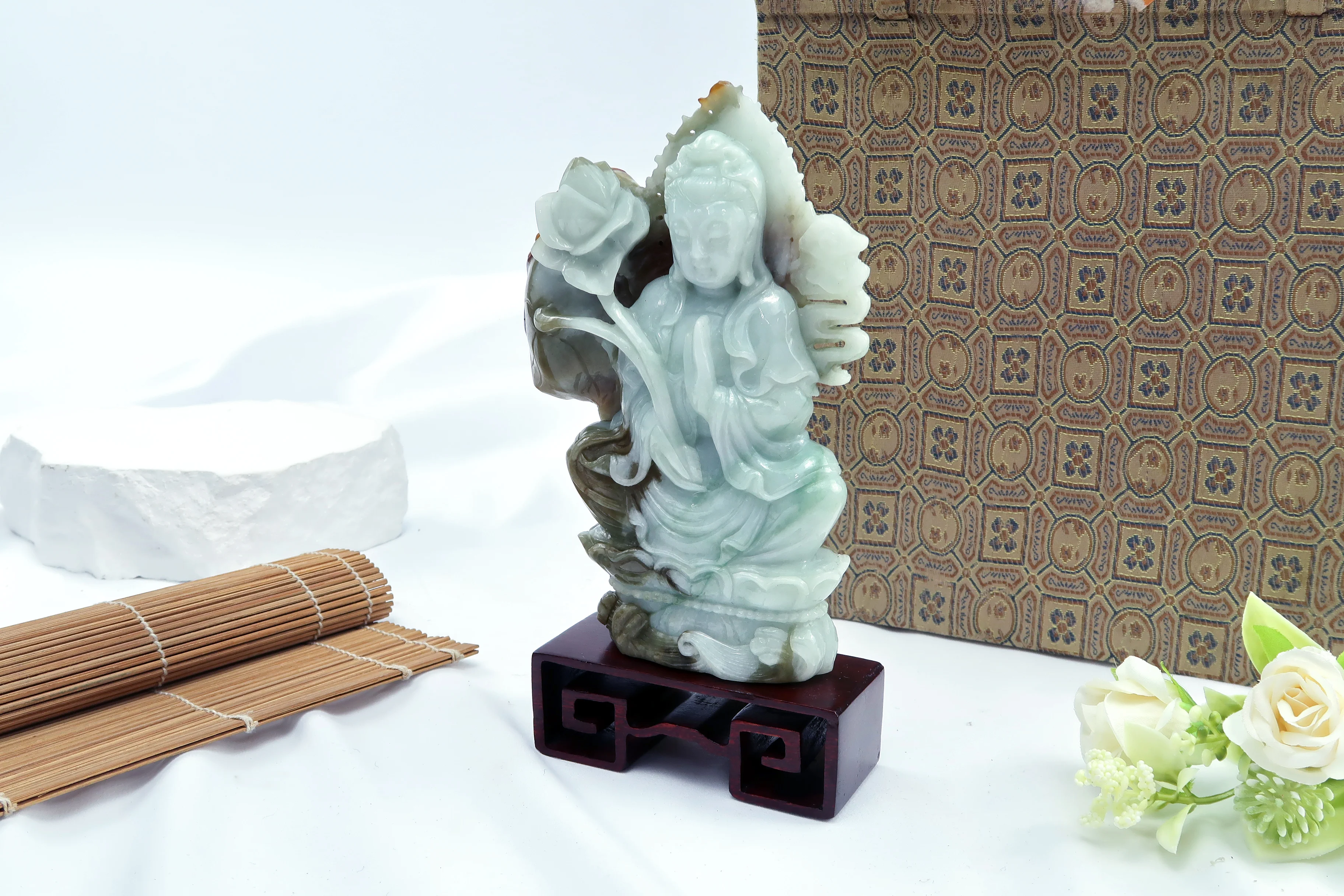 《蓮華淨境》翡翠觀音自在玉雕擺飾