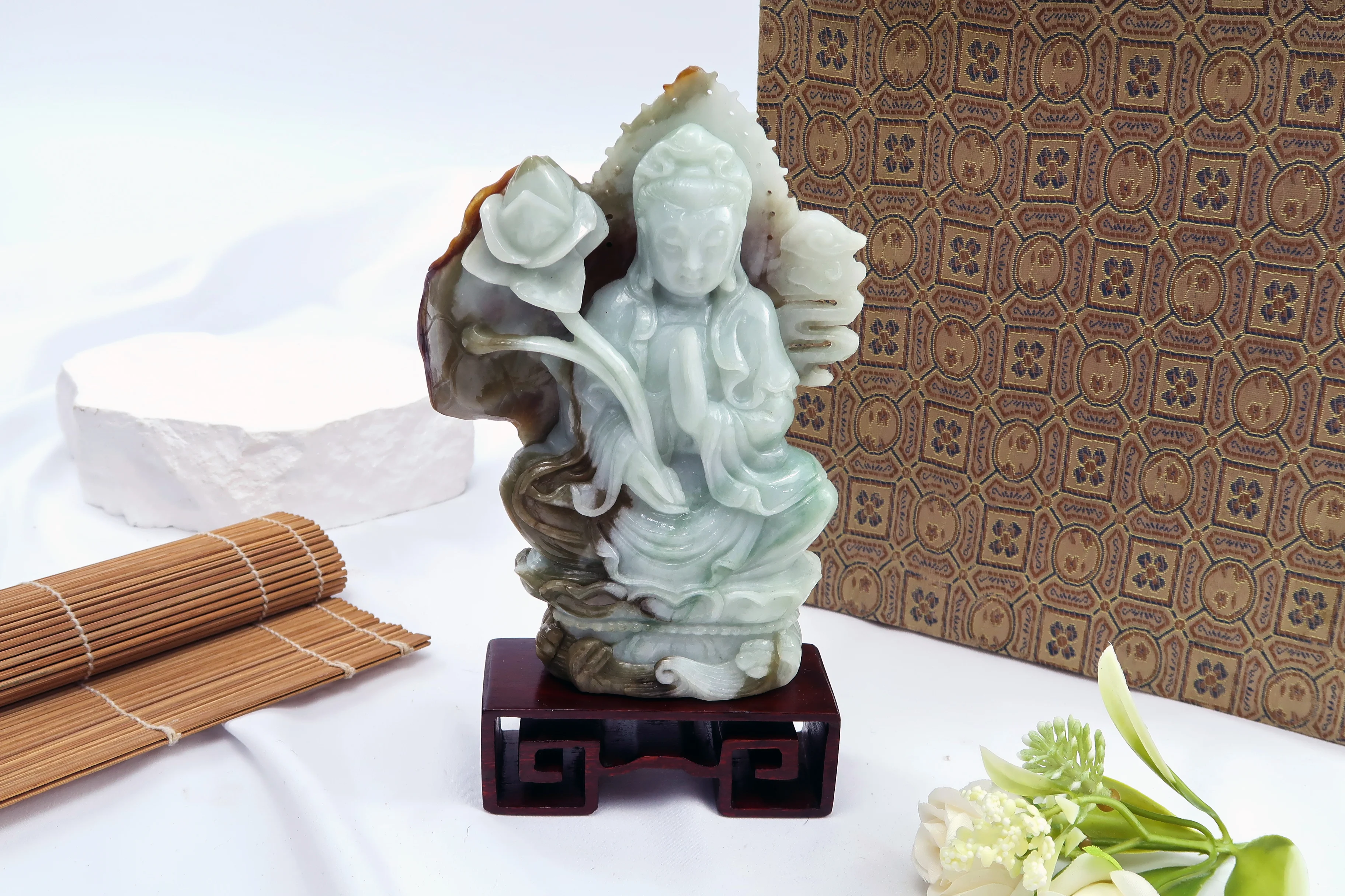 《蓮華淨境》翡翠觀音自在玉雕擺飾
